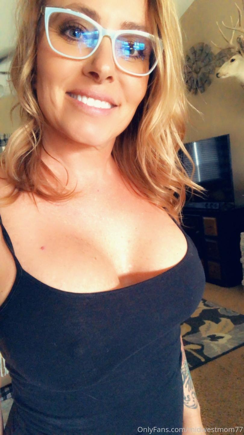 MidwestMom77 Nude OnlyFans Leaks (9 Photos)
