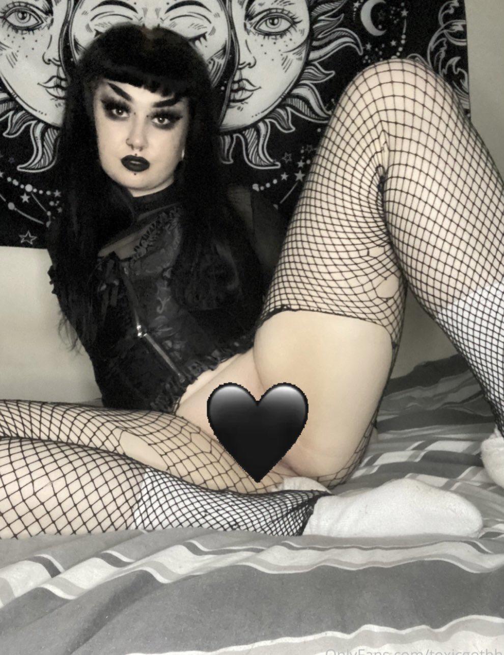 Toxicgothh (httpfailll) Nude OnlyFans Leaks (4 Photos)