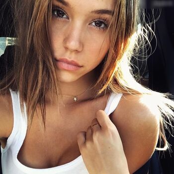 Alexis Ren