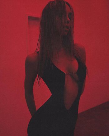 Alexis Ren