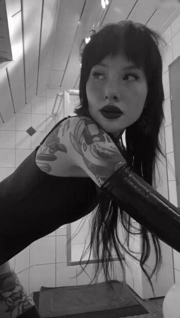 Alina Benson/Alinabnsn