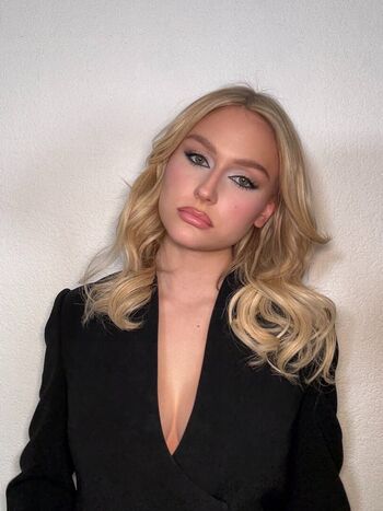 Alyvia Alyn Lind