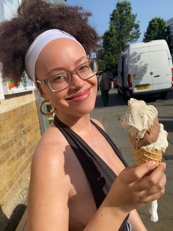 AmyMoretsele Leaked Nude OnlyFans (Photo 4)
