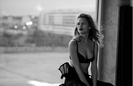 Anna Ewers