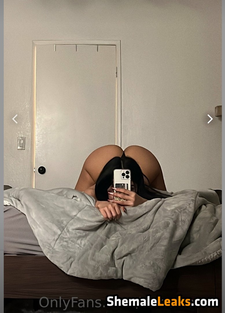 Annettevvv's captivating stare