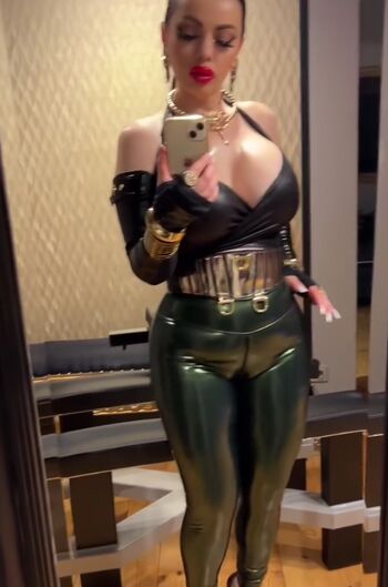 AnouschkaFemmeFatale