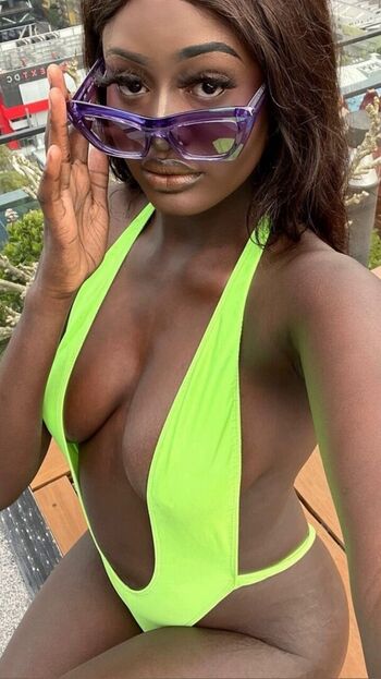 Anyang Deng Leaked Nude OnlyFans (Photo 17)