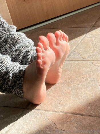 anye_feet Leaked Nude OnlyFans (Photo 2)