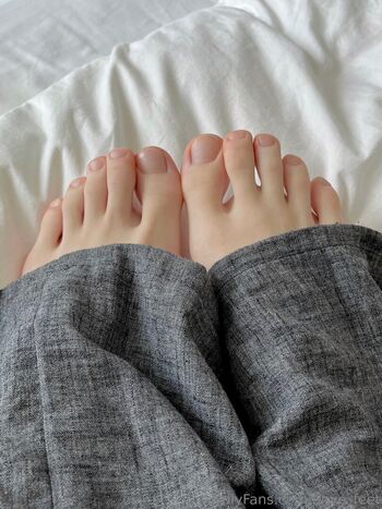 anye_feet