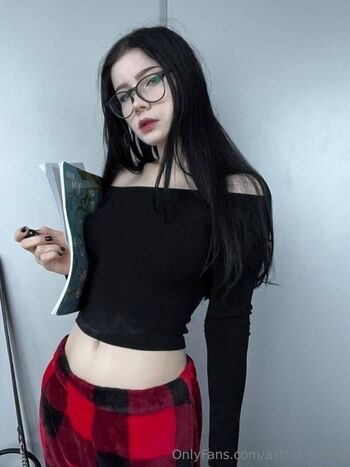 astrid.gothly Leaked Nude OnlyFans (Photo 7)
