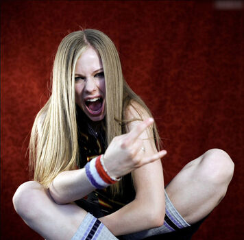Avril Lavigne Leaked Nude OnlyFans (Photo 270)