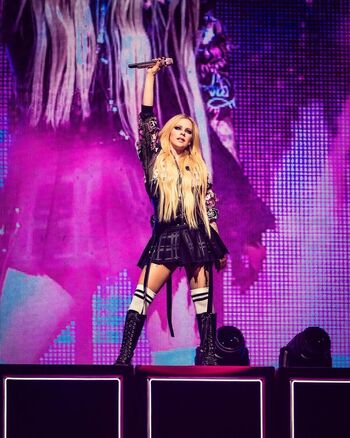 Avril Lavigne Leaked Nude OnlyFans (Photo 337)