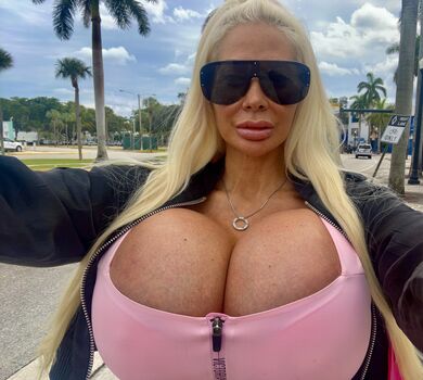 Bombshell Skyler Nicole