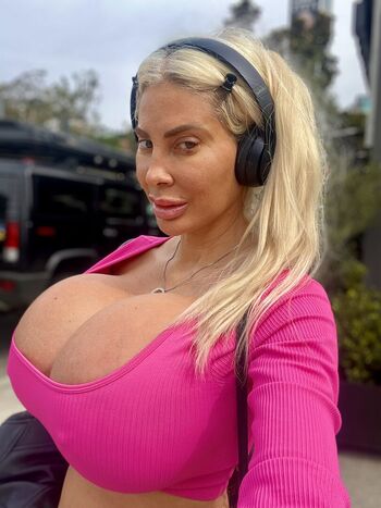 Bombshell Skyler Nicole