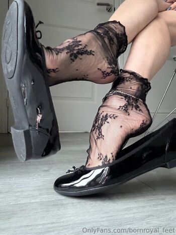 bornroyal_feet