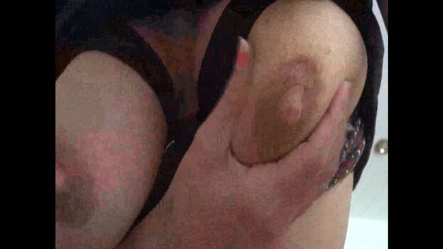 Breastfeeding Leaked Nude OnlyFans (Photo 5)