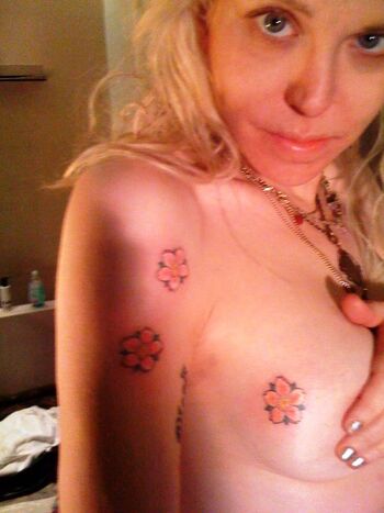 Courtney Love Leaked Nude OnlyFans (Photo 49)