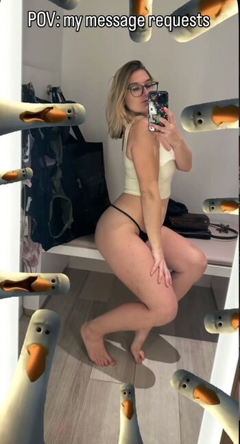 Emilybbsti Leaked Nude OnlyFans (Photo 2)
