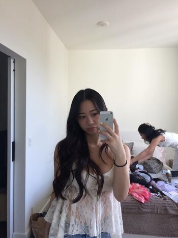 emilyllin Leaked Nude OnlyFans (Photo 1)