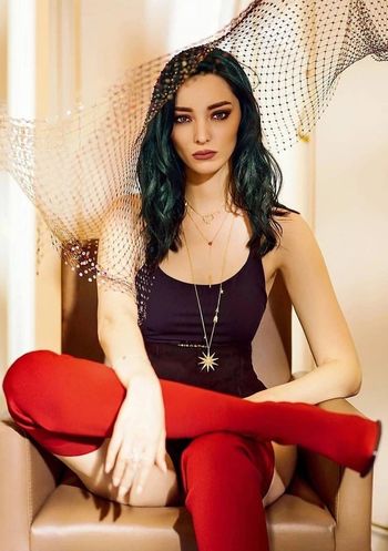 Emma Dumont Leaked Nude OnlyFans (Photo 5)