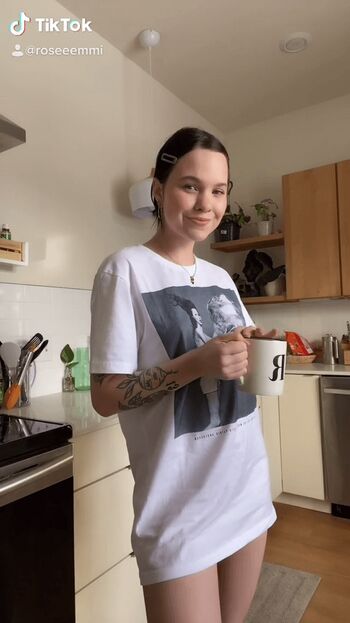 emmirosee Leaked Nude OnlyFans (Photo 2)