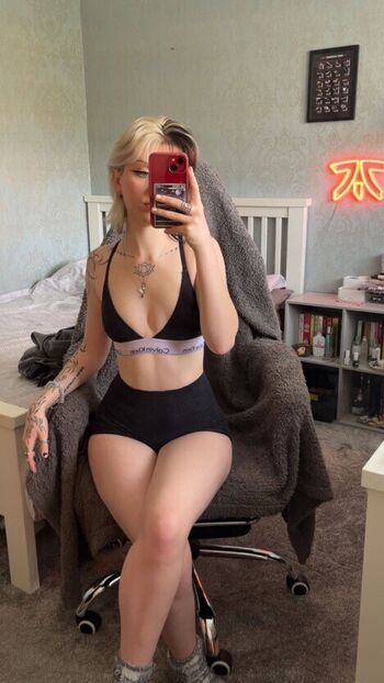 Emzeeni Leaked Nude OnlyFans (Photo 7)