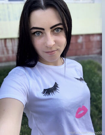 girlyours001