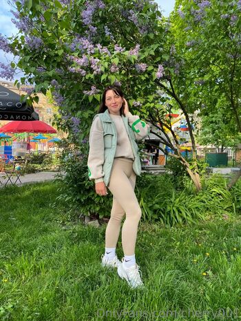 girlyours01