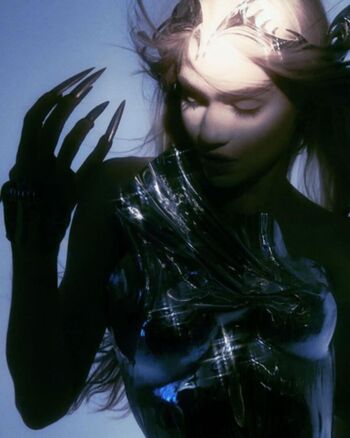 Grimes Leaked Nude OnlyFans (Photo 25)