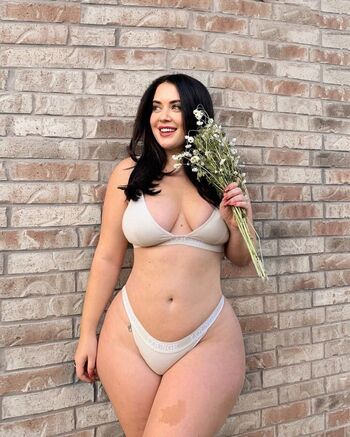 Holly Luya