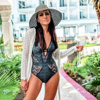 Hot Travel Mom