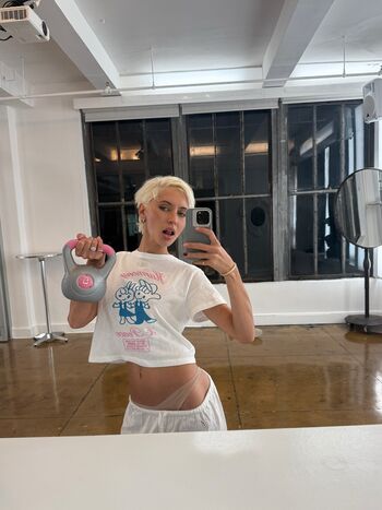 Iris Law Leaked Nude OnlyFans (Photo 98)