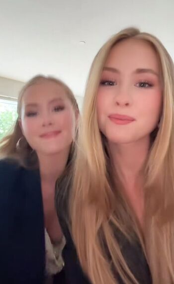 Iza And Elle Cryssanthander Leaked Nude OnlyFans (Photo 2)