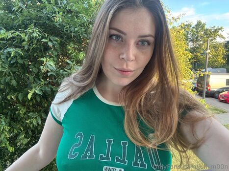 juli_m00n