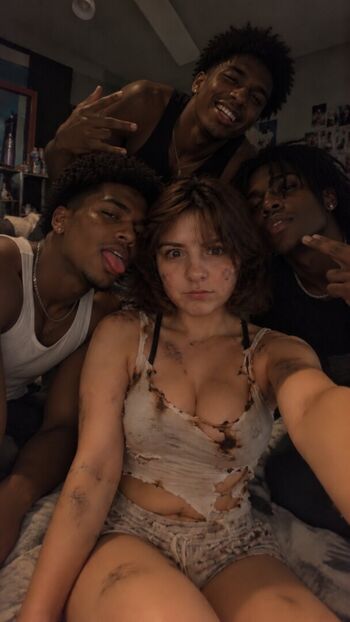 katie_elizzy_bugs Leaked Nude OnlyFans (Photo 2)