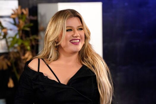 Kelly Clarkson Leaked Nude OnlyFans (Photo 2)