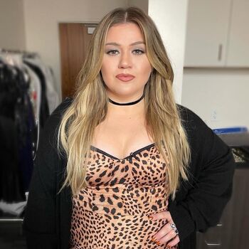 Kelly Clarkson Leaked Nude OnlyFans (Photo 21)