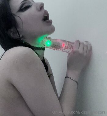kissingrazors