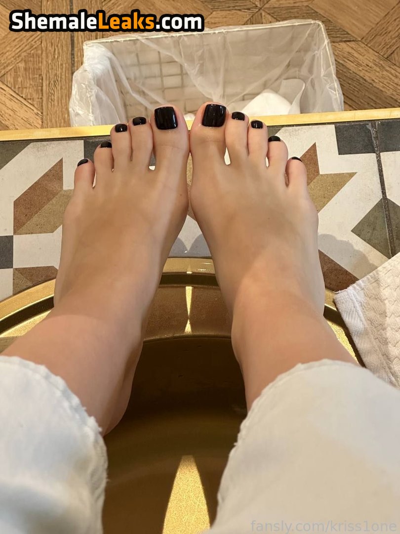Krissone feet