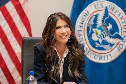 Kristi Noem Leaked Nude OnlyFans (Photo 1)