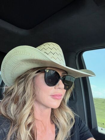 Kristi Noem Leaked Nude OnlyFans (Photo 9)