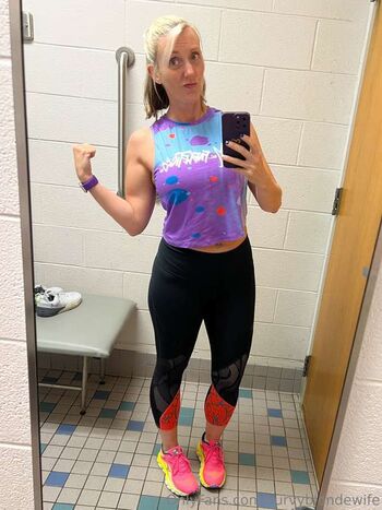 KurvyBlondeWife