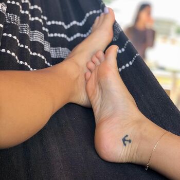 Laari_feet