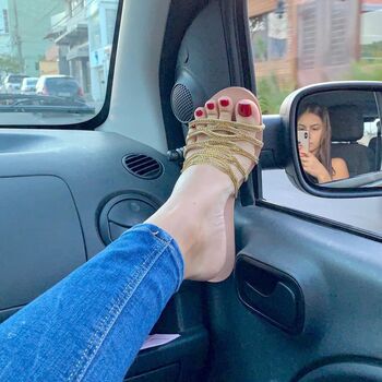 Laari_feet
