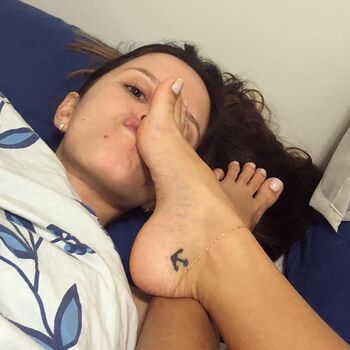 Laari_feet