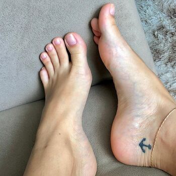 Laari_feet