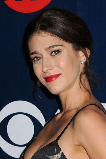 Lizzy Caplan