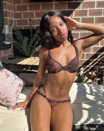 Mallyraps Leaked Nude OnlyFans (Photo 5)