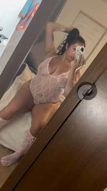 mamiestrellaa Leaked Nude OnlyFans (Photo 1)