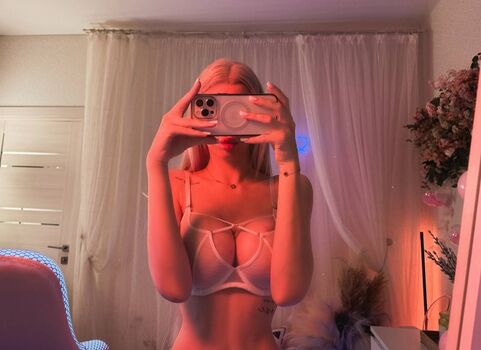 Mia Mi Leaked Nude OnlyFans (Photo 1)
